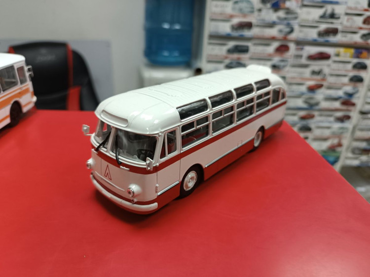 Лаз 695 Е 1961 красный/белый  1:43 Classicbus 