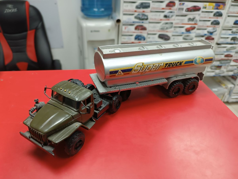 УРАЛ-44202 с полуприцепом цистерной 1:43 Элекон