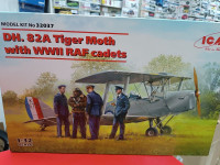 32037 Самолет DH. 82А Tiger Moth с кадетами RAF