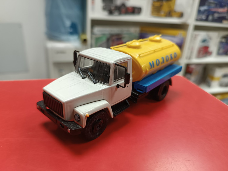 Наши Грузовики №7 Автоцистерна Г6-ОТА-4,2 (3307) 1:43 Deagostini 