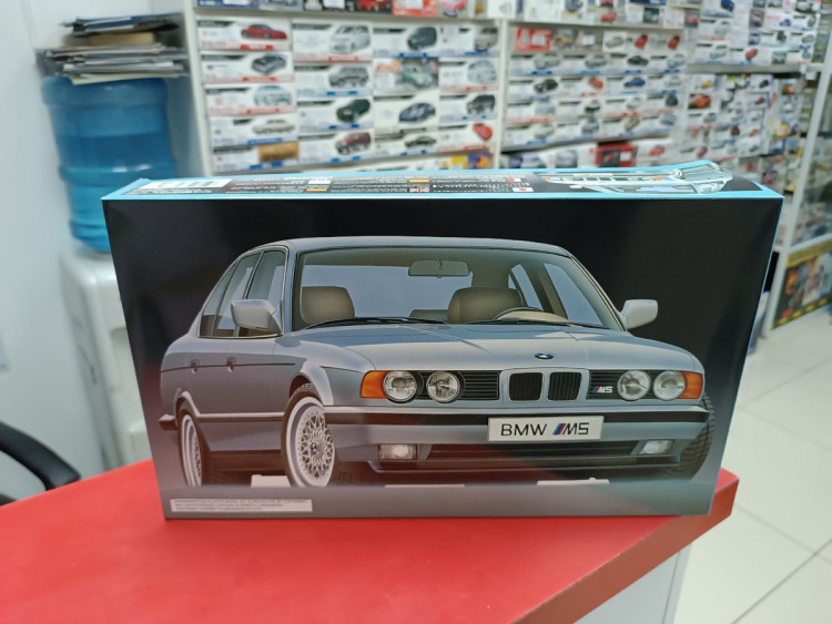 FU12673 BMW M5 1:24 Fujimi