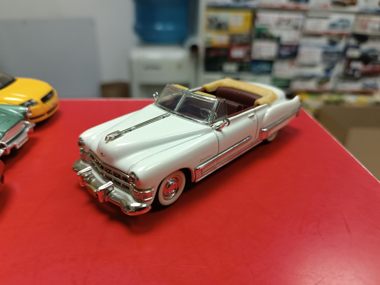 Cadillac Coupe De Ville белый 1:43 road signature