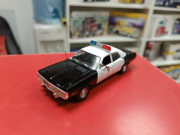 Полицейские машины: Dodge Coronet 1:43 Dragostini