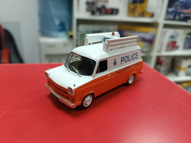 Полицейские машины: FORD Transit MKI с дефектом 1:43 Deagostini 