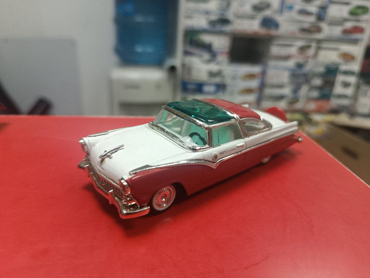 Ford Fairlane Crown Victoria