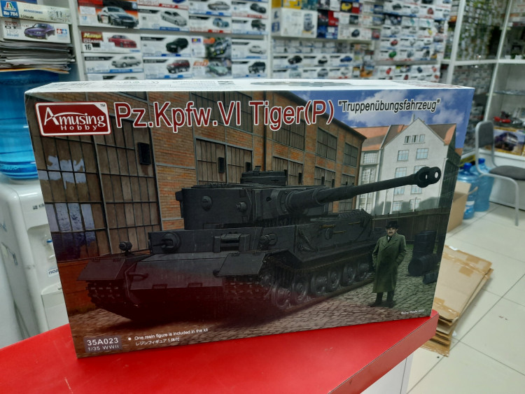 35A023 Pz.Kpfw.VI Tiger(P) with Resin Figure of well know Enginee 1:35 Amusing