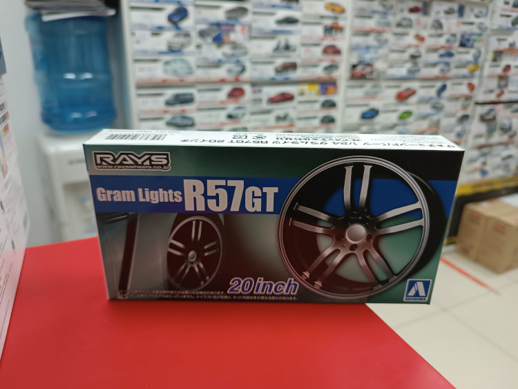 05515 Gram Lights R57GT 20inch 1:24 Aoshima