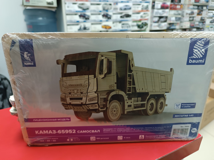 12010 Сборная модель КАМАЗ-65952 самосвал Baumi 1:43