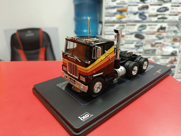 Mack Serie F - 1977 (black) 1:43 IXO