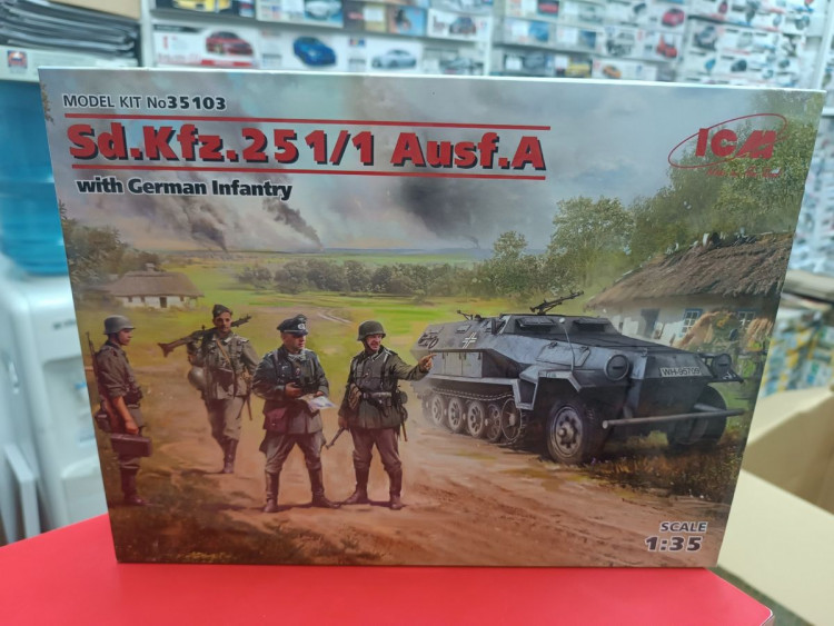 35103 Sd.Kfz.251/1 Ausf. бронеавтомобиль с германской пехотой