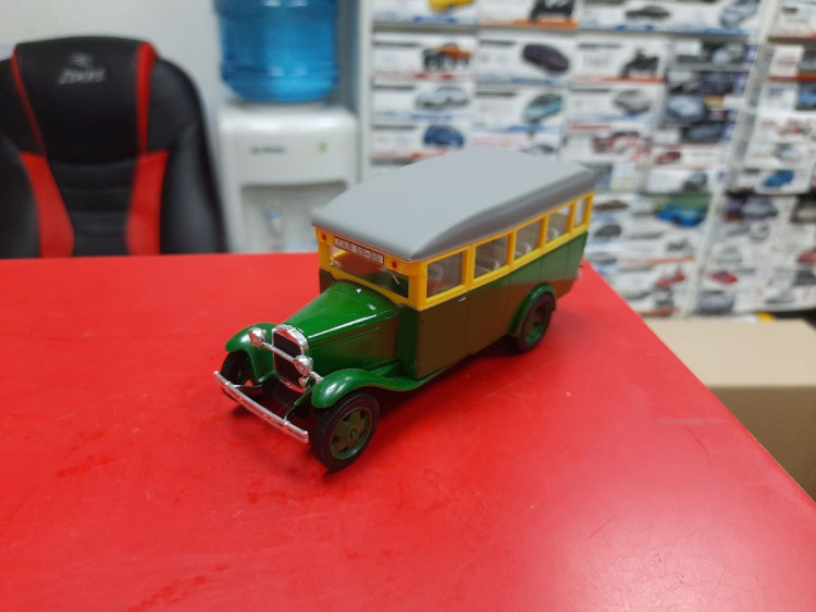 ГАЗ-03-30 желто-зеленый 1:43 Наш Автопром