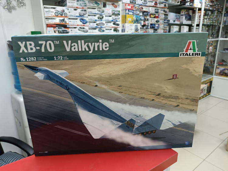 1282 самолет  XB-70 "Валькирия" 1:72 Italeri