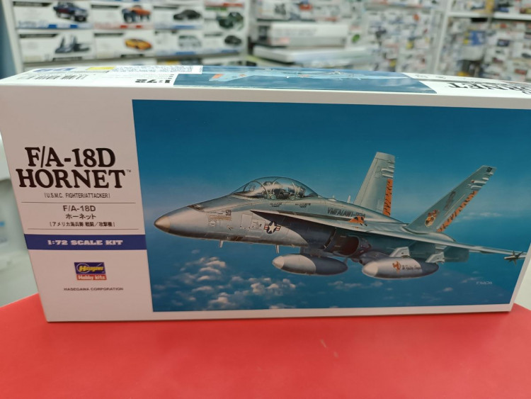 00439 Двухместный палубный истребитель ВМС США F/A-18D HORNET