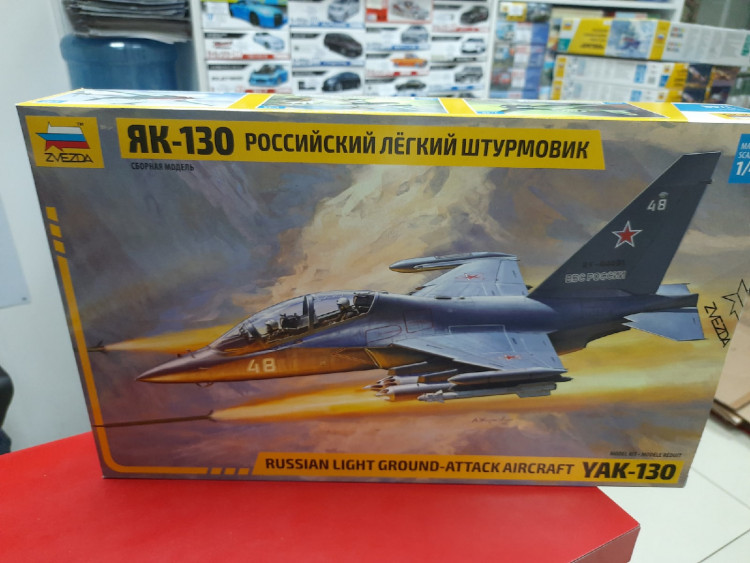 4821 Российский легкий штурмовик Як-130 1:48 Звезда