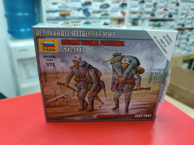 6143 Немецкие санитары 1941-43 гг 1:72 Звезда