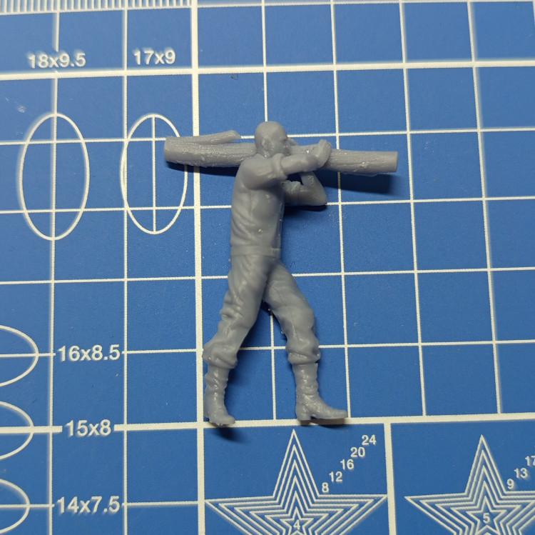 Мужчина, несущий бревно, 1:43, Смола