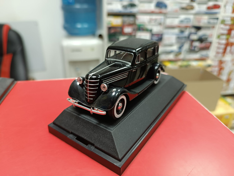 Горький 11-73 Черный на подставке 1:43 НАШ автопром