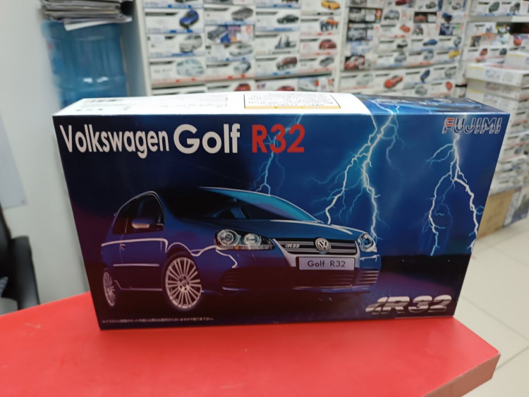 FU12328 Volkswagen Golf R32 1:24 Fujimi