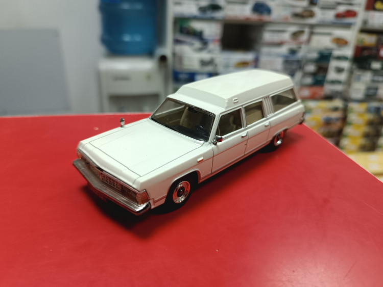 ГАЗ-14 белая медицинская