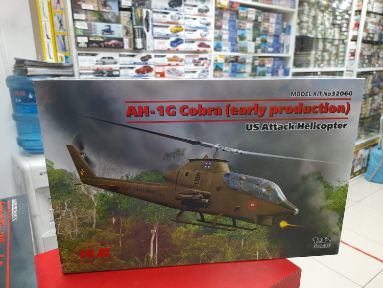 32060 Американский ударный вертолет, AH-1G Cobra (раннего производства) 1:32 ICM
