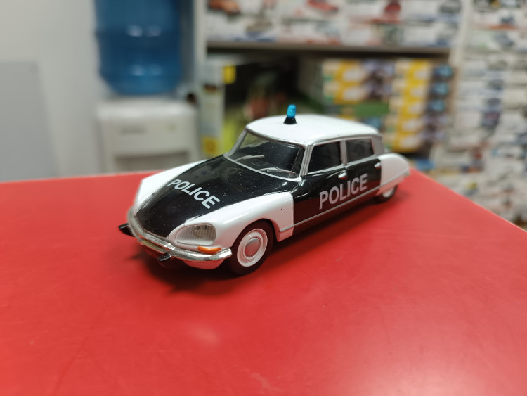 Полицейские Машины Мира №27 - Citroen DS21