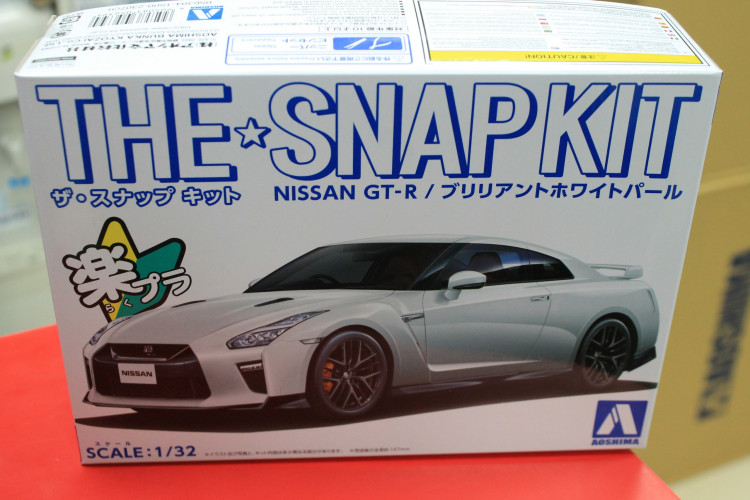 05639 Nissan GT-R (Brilliant White Pearl) 1:32 Aoshima