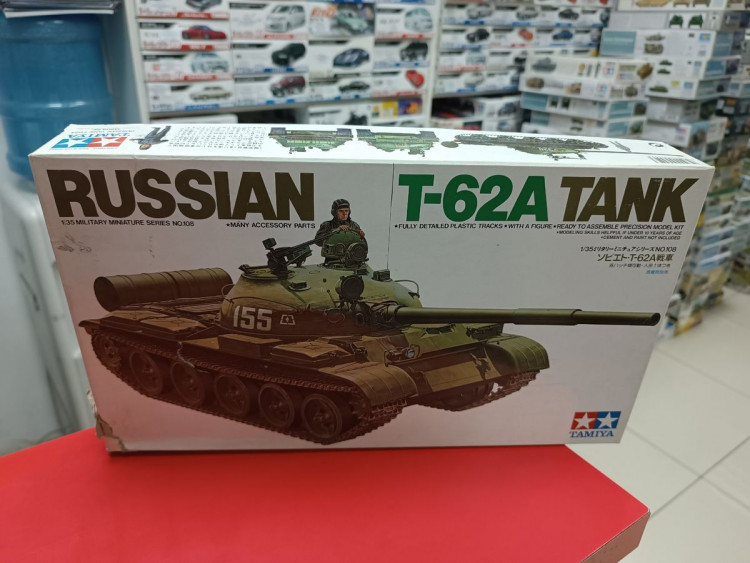 35108 Советский танк Т-62А с 1 фигурой 1:35 Tamiya