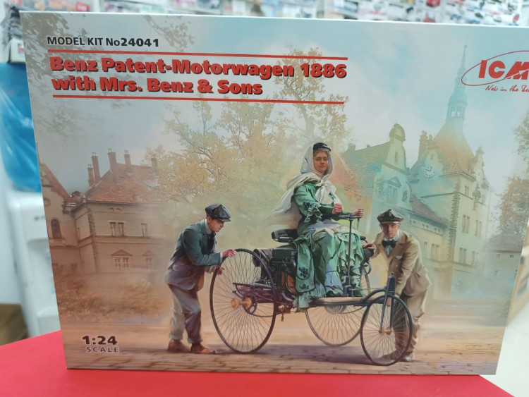 24041 Автомобиль Бенца 1886 г. с фрау Бенц и сыновьями