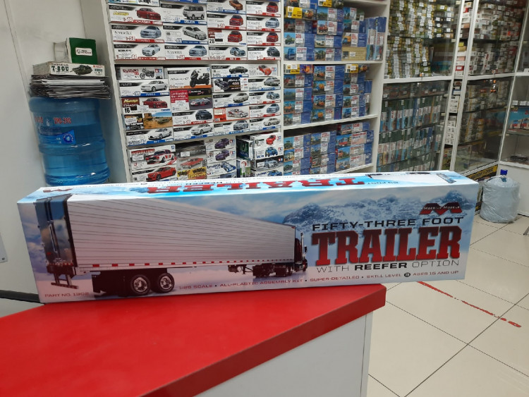 1302 53 Foot Trailer with Reefer Option 1:25 Moebius