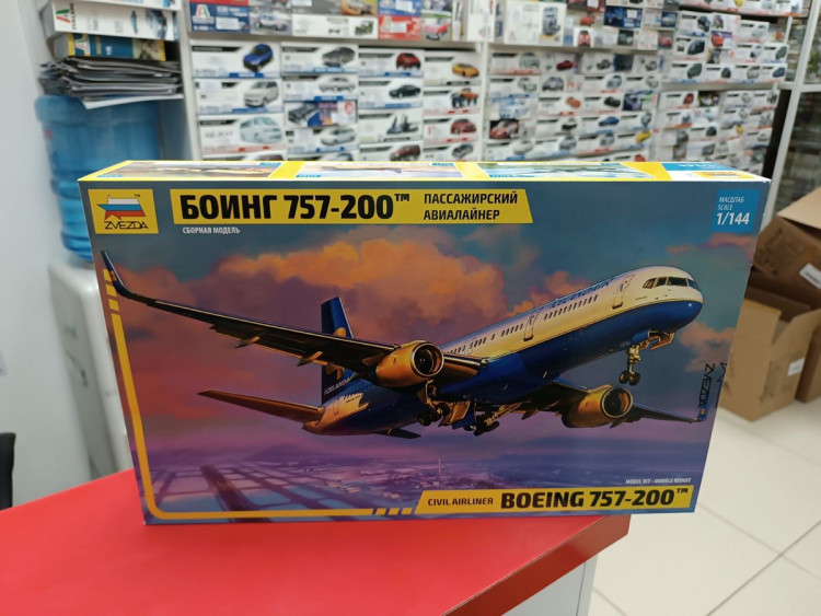 7032 Пассажирский авиалайнер Боинг 757-200 1:144 Звезда