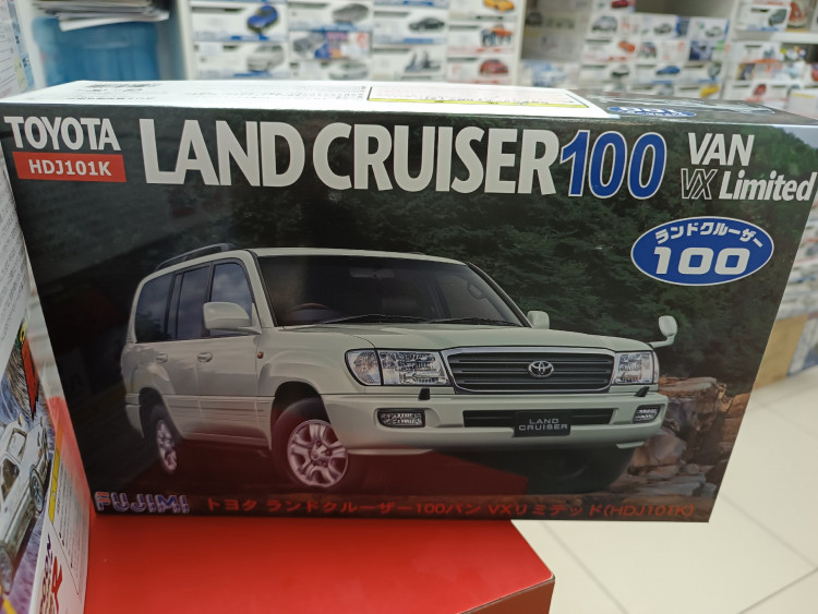 FU03804 Toyota Land Cruiser 100VX 1:24 Fujimi