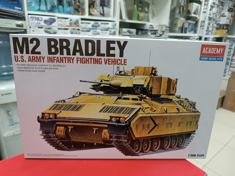 13237  БМП  M2 Bradley (1:35)