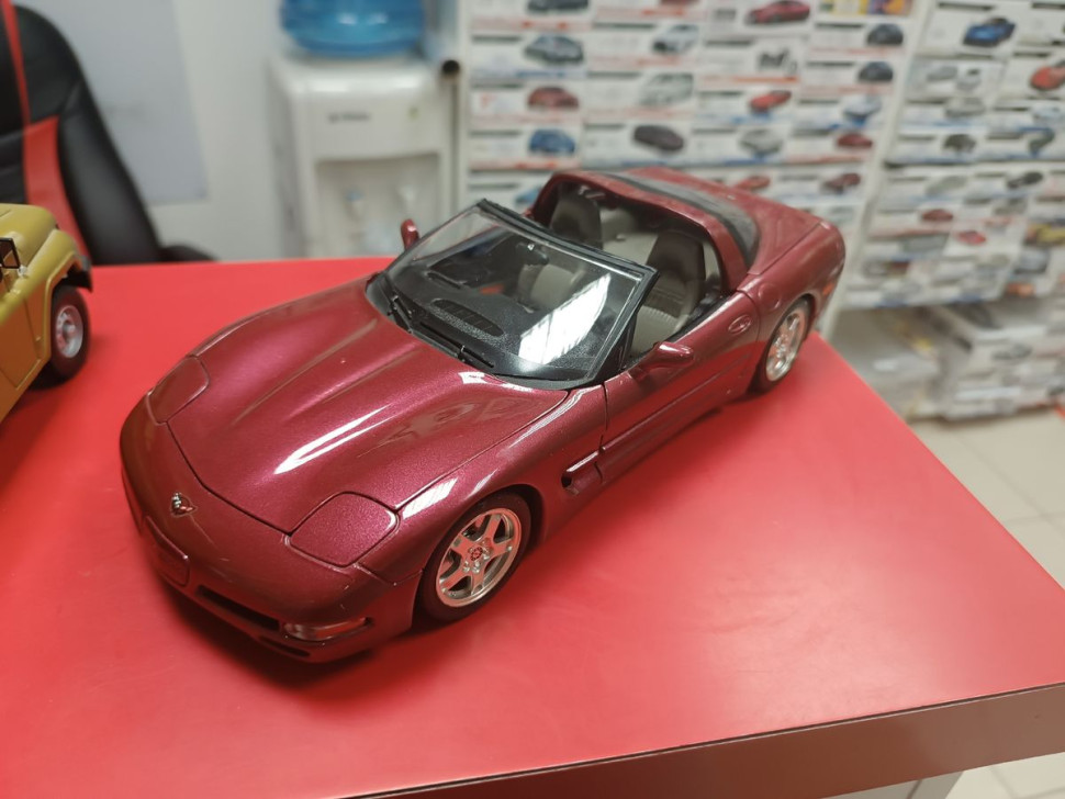 Chevrolet Corvette Miniature 1/18 - Burago, Code 3024, état Occasion