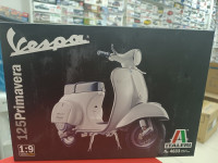 4633ИТ Скутер VESPA 125 PRIMAVERA 1:9 Italeri