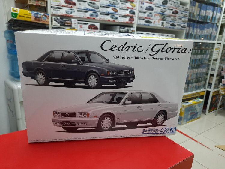 06194 Nissan Cedric/Gloria Y32 Granturismo ultima '92 1:24 Aoshima