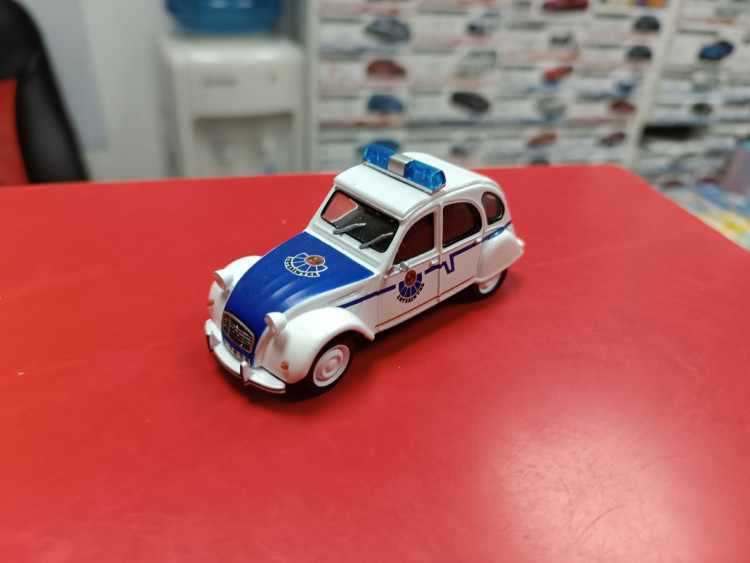 Полицейские машины: Citroen 2CV 1:43 Deagostini