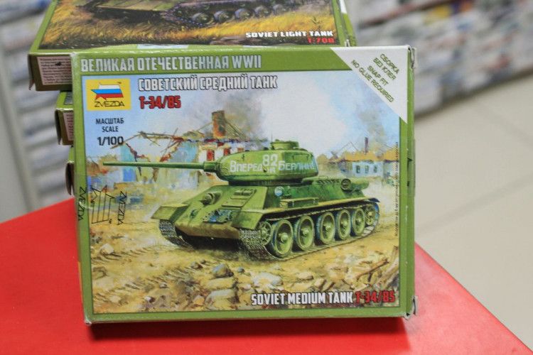 6160  танк советский Т-34-85 Коробка повреждена