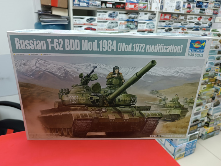 01554 RUSSIAN T-62 BDD MOD.1984 (MOD.1972 MODIFICATION) 1:35 Trumpeter