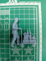 Носильщик с тележкой багажа 1:35