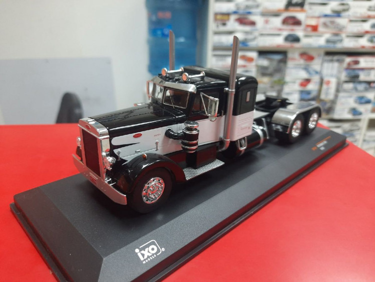 Peterbilt 350 - 1952 (black / white)